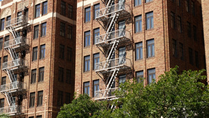 美国圣地亚哥市住宅砖楼外的防火梯用于安全疏散的典型18秒视频