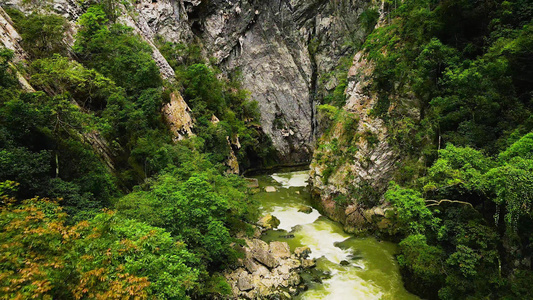 山间瀑布流水视频