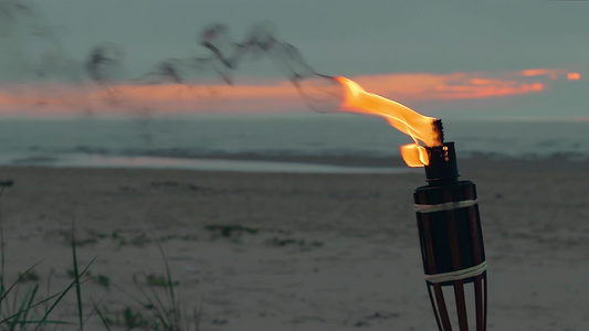 在海滩燃烧竹火炬视频