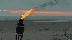 海滩边燃烧的火炬36秒视频