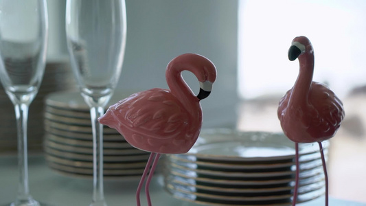 粉红色火烈鸟在派对上的小人物视频