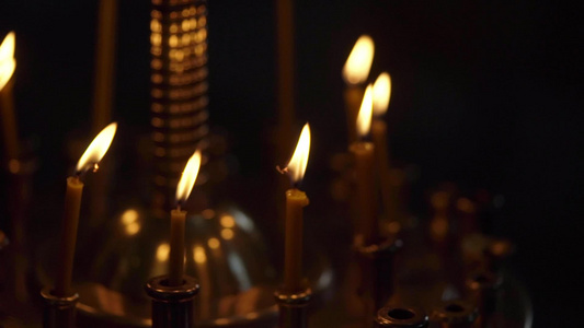 教堂中的蜡烛视频