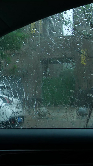 暴雨中的车辆雨中行车车窗外的雨滴大雨滂沱雨刷车窗外的大雨29秒视频