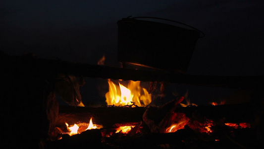 夜间焚烧营火时在cauldron做饭的电影视频