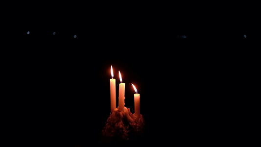 在黑暗中点燃三根蜡烛视频