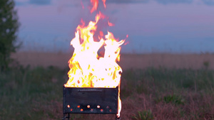 烧烤炉内燃烧着火16秒视频