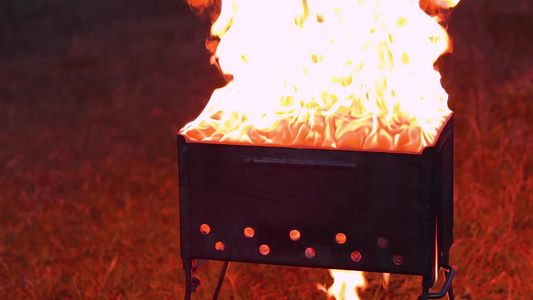 烤烤炉或极端烧烤炉内燃烧着火视频