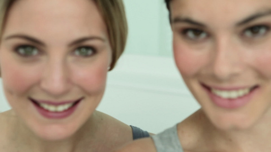两个年轻女人微笑对着镜头视频