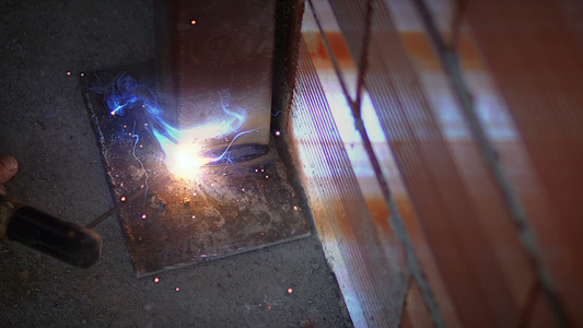 焊工工匠架设技术钢工业钢焊工在工厂视频