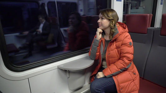 在火车上旅行的放松妇女笑着视频