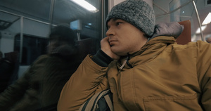 在晚间搭乘火车时向窗外的乘客20秒视频