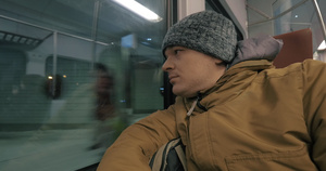 冬季傍晚乘坐火车的上下班男子16秒视频