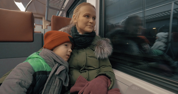 母亲和她温柔的爱子儿乘火车旅行视频