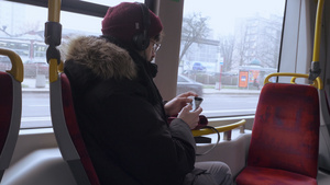 在公车上听音乐的人12秒视频