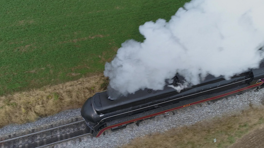 头顶上可以近距离看到一辆经过修复的古董蒸汽机车在乡间视频