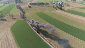 一架蒸汽火车在冒着白烟行驶在农田中14秒视频