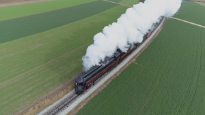 一架蒸汽火车在冒着白烟行驶在农田中18秒视频