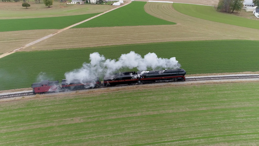 古董的空中侧视角恢复了蒸汽机车旅行乡村当它吹黑白烟视频