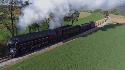 古董恢复了蒸汽机车在农村的交通吹黑烟和蒸汽视频