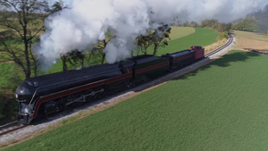 一架蒸汽火车在冒着白烟行驶在农田中21秒视频
