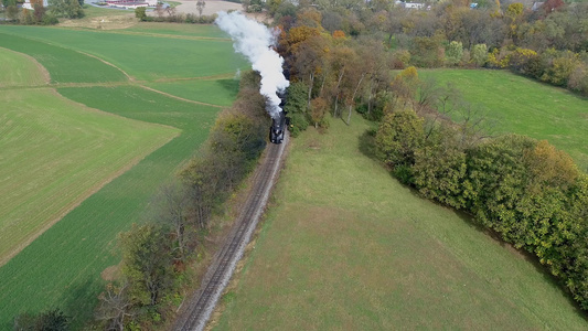 古董头部的空中观察恢复了蒸汽机车旅行秋天树当它吹白烟视频