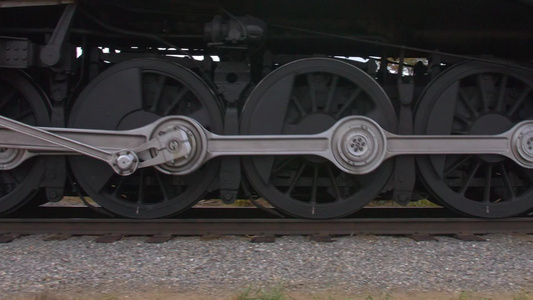 关闭一个古老的修复蒸汽发动机车轮同时备份视频