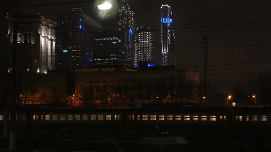 夜间通过城市的客车列车火车视频