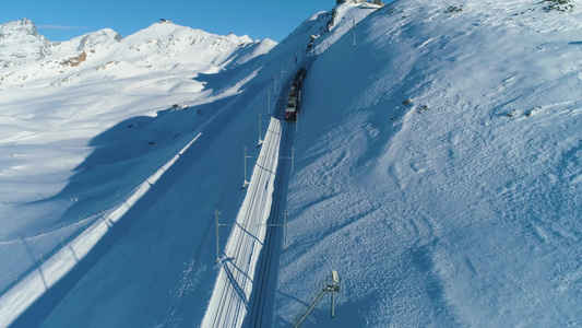 戈尔内格拉特山和齿轮铁路列车在阳光明媚的冬日鸟瞰图视频