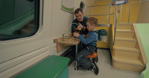 父亲和子女在列车游戏空间34秒视频