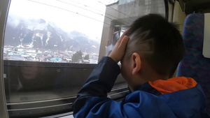 小男孩正在火车上看着窗外36秒视频