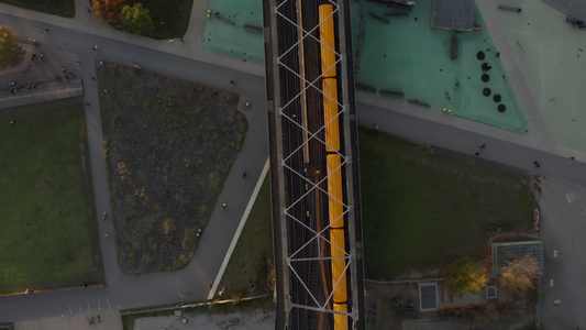 黄黄色地铁列车搭乘大桥穿过贝尔林德意志空中鸟眼顶向下视频