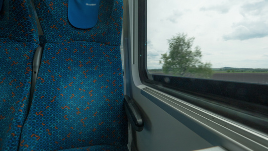 在现代空火车车厢内用餐桌座位和窗户VennaAustria视频