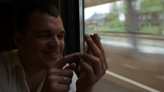 年轻人在移动列车时打字视频