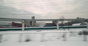 冬天乘火车穿过城市在冬季旅行35秒视频