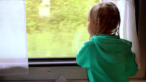 女孩向火车窗外看16秒视频
