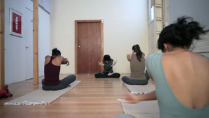 与教练一起练习瑜伽的女性15秒视频