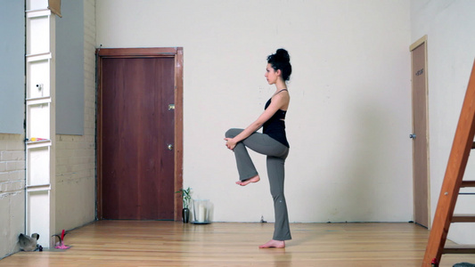 练习瑜伽的女性视频
