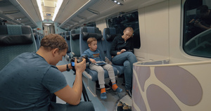 制作家庭列车行程的短袜录像43秒视频