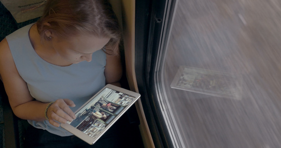 妇女在火车上使用平板电脑视频