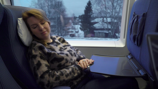 年轻妇女在火车上睡觉视频