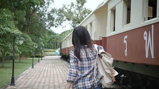 4K画面两个快乐的亚洲旅游女人在火车站的场景走到火车视频