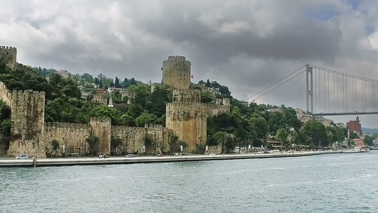 人们正在游览以古罗美城堡的伊斯丹布尔视频