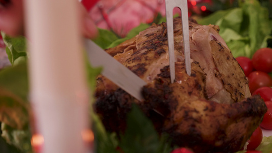 在圣诞节晚宴上被父亲切碎的火鸡近身镜头视频