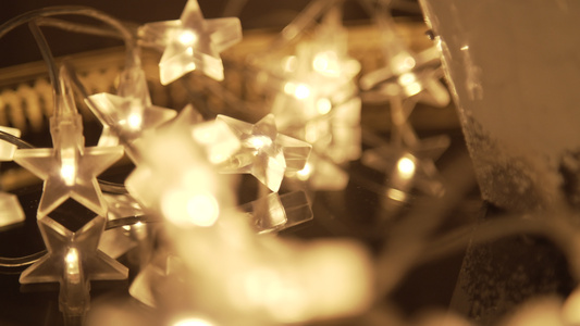 恒星形状中的装饰性圣诞灯光闪耀视频