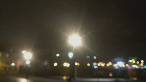 模糊的背景城市灯光在晚上亮正在下雪18秒视频