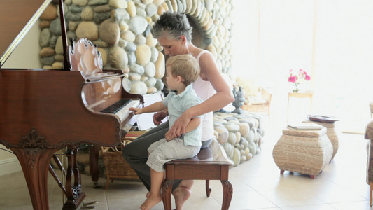 祖母和孙子弹钢琴视频