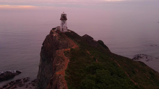 从上方的风景飞越鲁德尼勃里纳灯塔在黎明时蓝海的背景视频