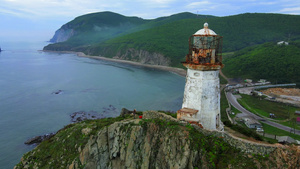 从上方的风景飞越鲁德尼勃里纳灯塔在黎明时蓝海的背景26秒视频