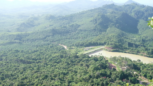 阳光明媚的天天从空中观测到自然和山地背景视频