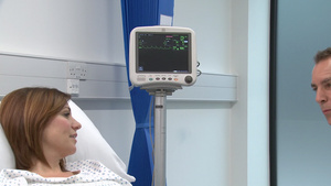 男医生用脉搏追踪监视器与女病人交谈11秒视频